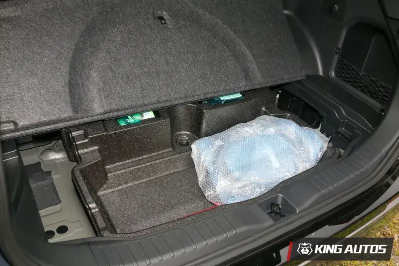 後廂底板下面有充電線,用來幫車子充電的充電線。