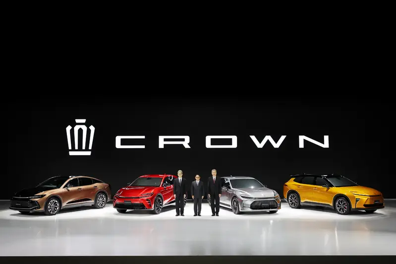 近日有傳聞稱,Harrier之後將與Crown Sport(圖片中的紅色車)合併為一個車系。