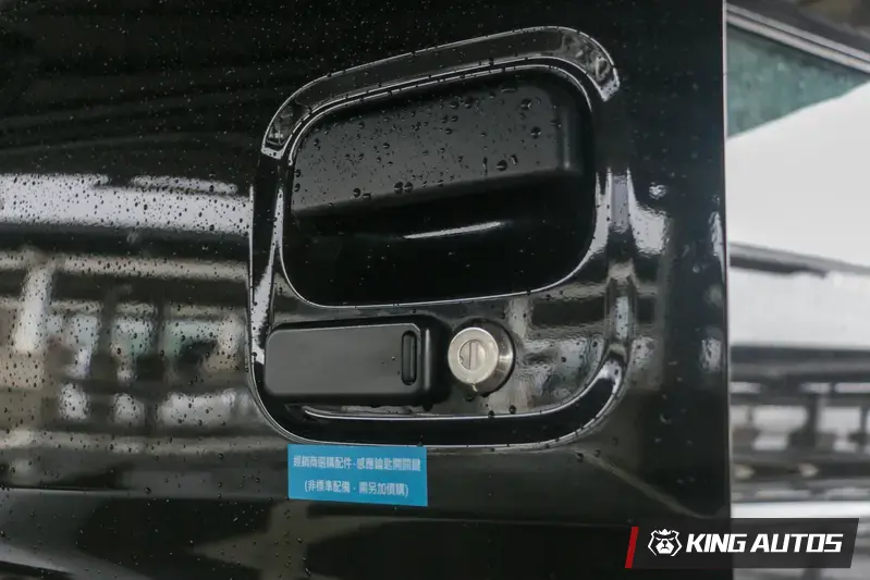 試駕車款選配了Keyless感應鑰匙，車門上多了相當醒目的開關鍵，帶著鑰匙靠近車輛按下開關鍵就能解鎖。
