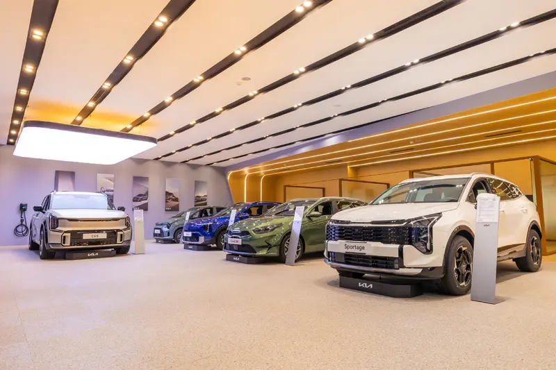 Kia嘉義3S展示服務中心於原址擴建近一倍，總面積達約650坪，室內最多可同時展示8款新世代車型。