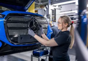 中國寧德時代電池供應卡關 純電《Mercedes-Benz GLC》產能受阻 歐洲銷量大幅落後BMW iX3
