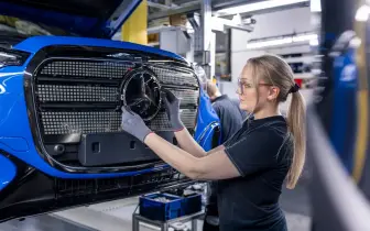 中國寧德時代電池供應卡關 純電《Mercedes-Benz GLC》產能受阻 歐洲銷量大幅落後BMW iX3