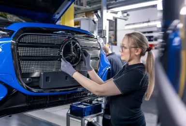 中國寧德時代電池供應卡關 純電《Mercedes-Benz GLC》產能受阻 歐洲銷量大幅落後BMW iX3