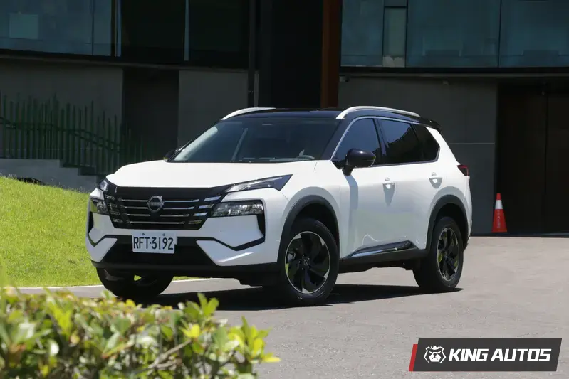 小改款後車頭比照現行款Sentra,採用橫柵式鍍鉻飾條修飾,車頭前保桿不再有銀色飾條修飾。