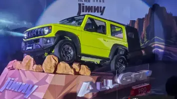 不只越野 也懂通勤！小改款《Suzuki Jimny》維持84.9萬元 升級LV.2 9吋中控螢幕 支援無線Apple CarPlay