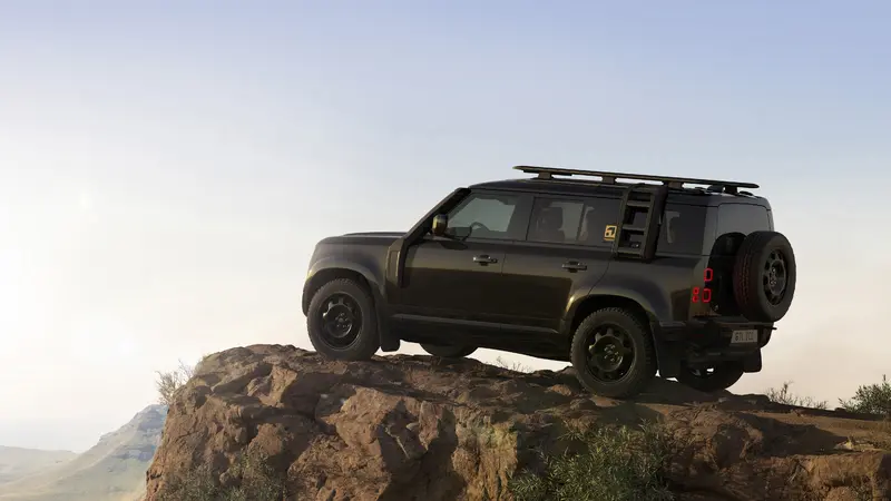 DEFENDER TROPHY EDITION - SANTORINI BLACK