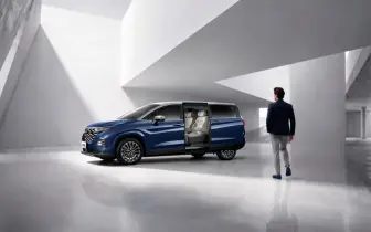 雙色美學與VIP頭等座艙加持！Hyundai Custin Royal 旗艦車型 153.9 萬元起