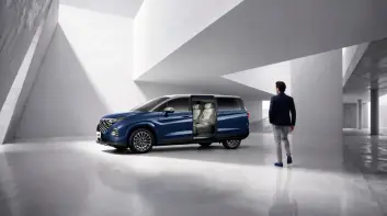 雙色美學與VIP頭等座艙加持！Hyundai Custin Royal 旗艦車型 153.9 萬元起