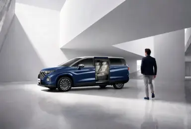 雙色美學與VIP頭等座艙加持！Hyundai Custin Royal 旗艦車型 153.9 萬元起