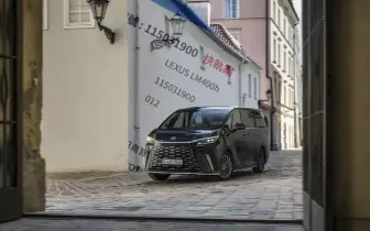 《Lexus》新商標在台灣曝光 LM將導入最新油電動力