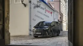 《Lexus》新商標在台灣曝光 LM將導入最新油電動力