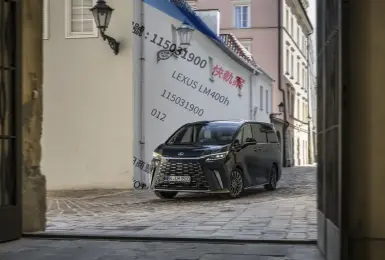 《Lexus》新商標在台灣曝光 LM將導入最新油電動力
