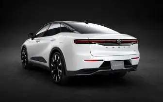 告別歐卡稱！小改款《Toyota Crown Crossover》尾廂不再一片黑 換上亮面側裙 有望升級5代油電動力