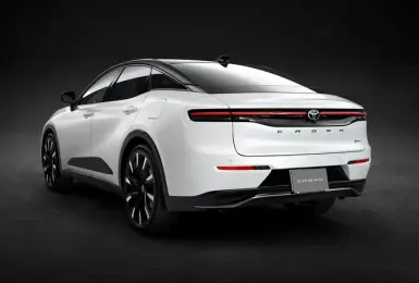 告別歐卡稱！小改款《Toyota Crown Crossover》尾廂不再一片黑 換上亮面側裙 有望升級5代油電動力