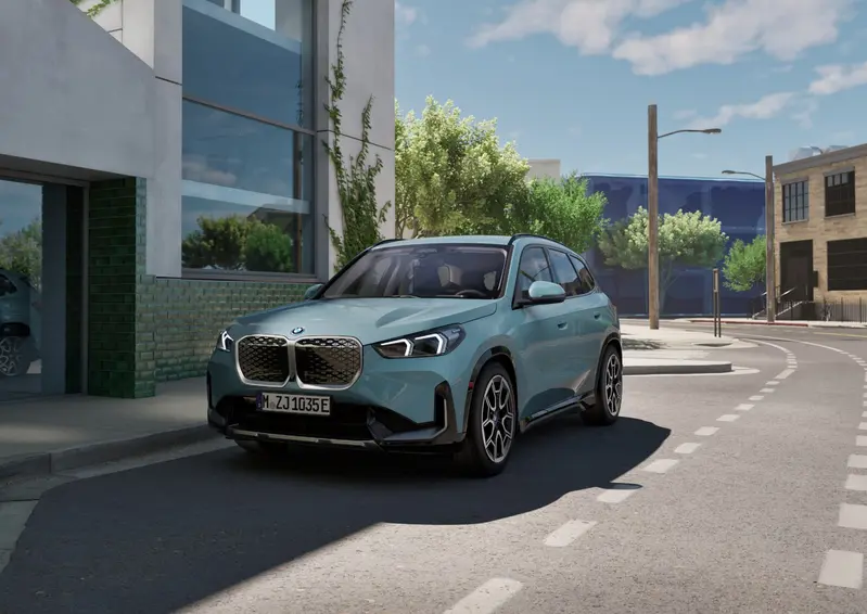 全新年式BMW iX1純電運動休旅雙車型,在外觀除了承襲X家族的動感血脈,剛勁俐落的肌理線條與方正大器的一體式雙腎型水箱護罩完美交織,更同時標配彰顯豪華質感的xLine風格套件,於水箱護罩外框、前下氣壩、側裙及後保桿兩側細膩點綴霧銀色飾條,並結合黑色高光澤窗框、車頂架與19吋V輻式輪圈,層層堆砌出洗鍊流暢的動感品味,在刻劃年輕率性跑格的同時,勾勒出運動休旅的純電美學。全車系售價調漲1萬元。