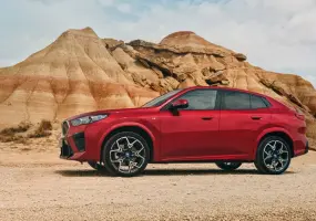 電能架構再進化！汎德《BMW iX2》續航提升至472公里 零百5.6秒