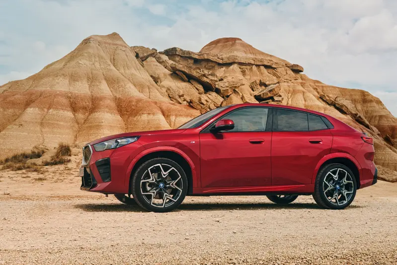 全新年式BMW iX2 xDrive30 M Sport以極致性感的斜背跑旅身形,絕美演繹新世代純電型格。全車導入彰顯操駕風範的M Sport空力套件與19吋M雙幅式輪圈,雕塑出極具侵略性的鈑金肌理與動感姿態;車頭搭載標誌性的BMW飾光水箱護罩,在夜幕中醒目勾勒出不容忽視的六角形光影,結合剽悍的斜背輪廓與兼具層次與俐落的車尾設計,型塑出傲視群雄的霸氣跑旅身形