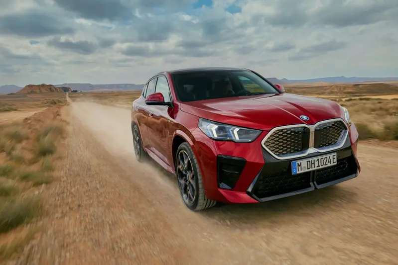 全新年式BMW iX2 xDrive30 M Sport在前後軸同步式雙電動馬達與xDrive智慧型可變四輪傳動系統的精準協調下,搭配Sport Boost運動衝刺功能,可瞬間爆發出高達313匹的強勁馬力與494牛頓米的狂放扭力,0到100kmh加速僅需5.6秒,展現傲視群雄的極致電驅魅力。全新年式升級搭載碳化矽逆變器的新世代電能架構,將最高續航里程提升至 472 公里