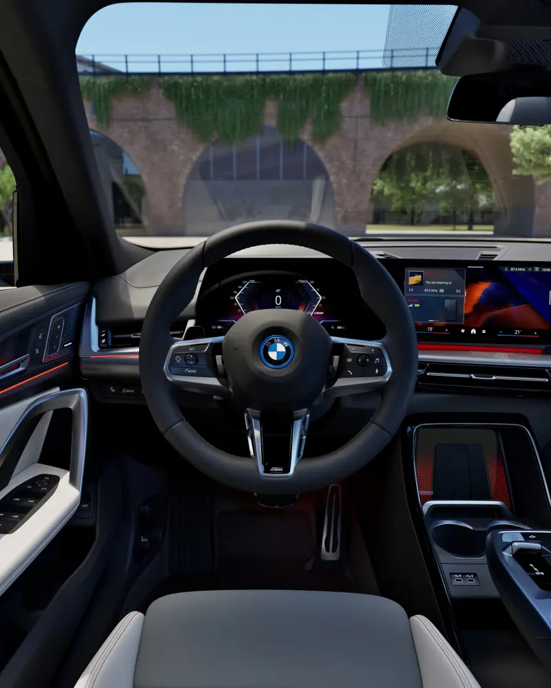全新年式BMW iX2 xDrive30 M Sport座艙內的鋪陳更將細膩的豪華質感與熱血靈魂深度交織,打造出充滿專屬品味的跨界移動空間。在握感優異的M多功能真皮方向盤、黑色車內頂篷與M淺色鋁質菱格紋飾板的環繞下,展現出強烈且純粹的熱血氛圍。此外,全車標配包覆性極佳的Veganza透氣皮質跑車座椅,並搭配高達12具揚聲器的頂級harmankardon高傳真音響系統,將尊榮的座艙氛圍與劇院級的極致感官