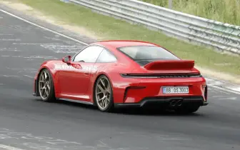 經典鴨尾重出江湖？小改款《Porsche 911 GT3 Touring》現身紐柏林賽道