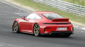 經典鴨尾重出江湖？小改款《Porsche 911 GT3 Touring》現身紐柏林賽道