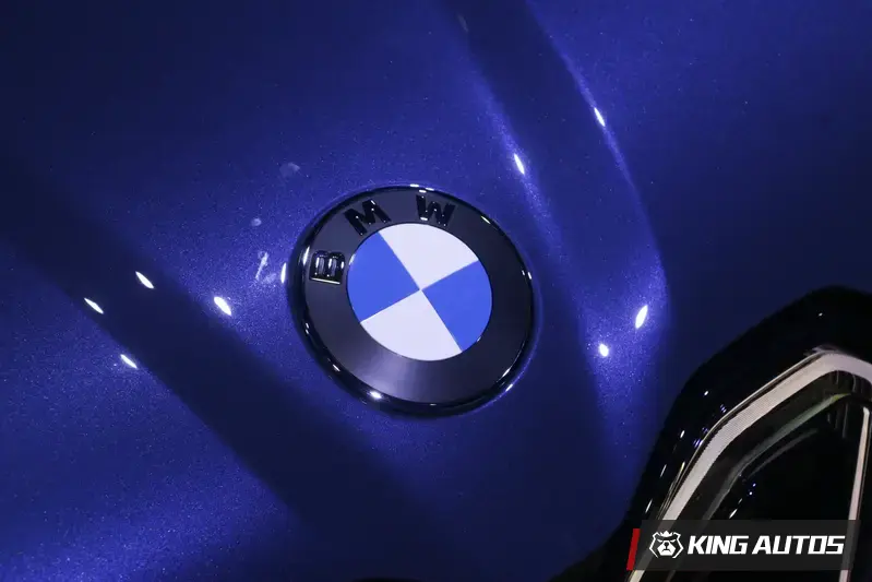 BMW iX3使用的全新廠徽,藍白之間也少了鍍鉻過度。