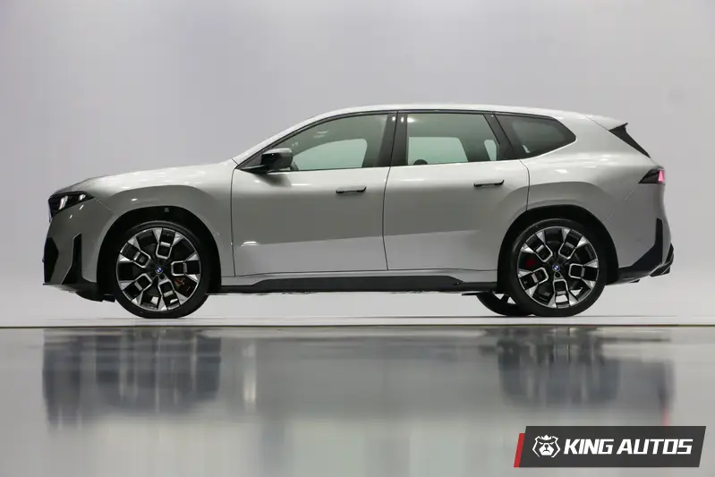 為強化市售車 iX3 的用車安全,其窗框位置比概念車 Vision Neue Klasse X 來得高一些。換句話說,市售車車門的板金較概念車多。實際體驗後覺得車門相當厚實、有份量,輕輕帶上可能會沒關緊。