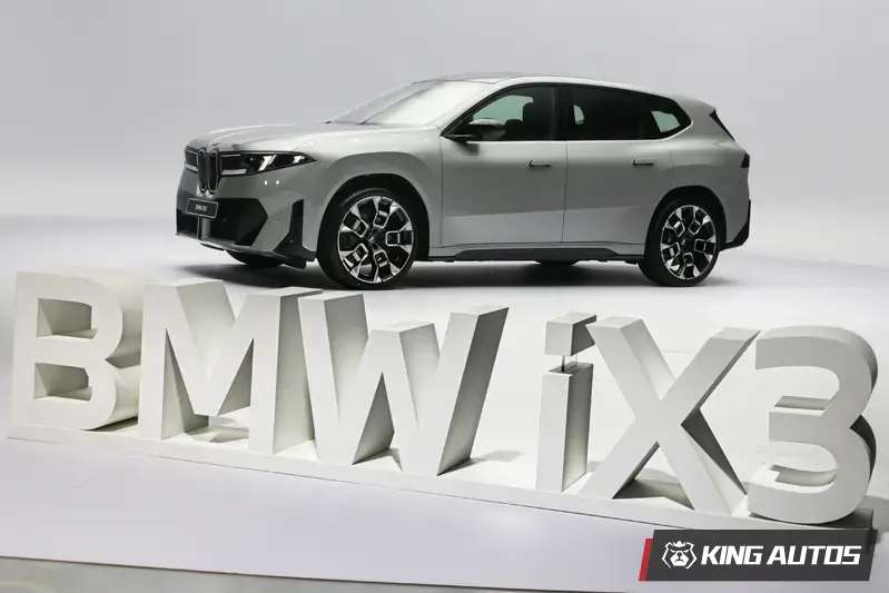 BMW iX3 50 xDrive M Sport,標配 M Sport 套件、多功能舒適座椅、運動化超感智慧方向盤、21 吋 M 空氣動力學輪圈、M 剎車套件 (深藍色) 等配備,預售價 325 萬元起。預計 10 月初上市,最快 11 月交車。