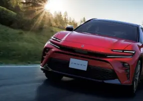 Toyota Crown Sport 小改款即將登場！油電升級、PHEV 新增入門版，台灣導入更有譜
