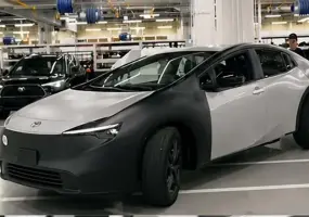 Toyota 新世代 Corolla 開發曝光！Fastback 造型、油電與純電平台同步現身