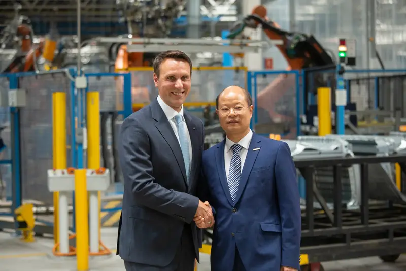 Ford 歐洲總裁 Jim Baumbick,與吉利汽車集團副總裁南聖良