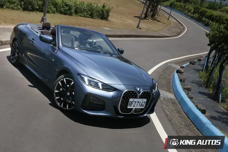 本次試駕車款為 430i xDrive Convertible M Sport，建議售價 335 萬元起，較舊年式調漲 15 萬元，多了雙前座通風與加熱，以及xDrive 智慧型可變四輪傳動系統。