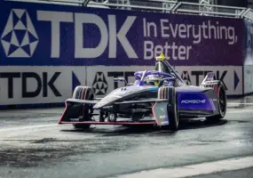 保時捷衛冕 Formula E 製造商世界冠軍  Jake Dennis 代表客戶車隊 Andretti 登上頒獎台