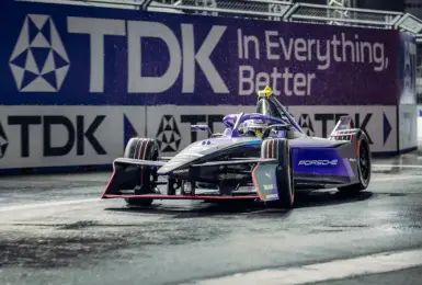 保時捷衛冕 Formula E 製造商世界冠軍  Jake Dennis 代表客戶車隊 Andretti 登上頒獎台
