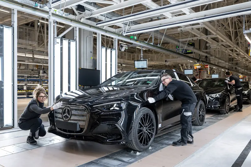 Mercedes-Benz 匈牙利 Kecskemét 工廠中的 C-Class electric 純電轎車生產線