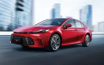 誘你買油電車！《Toyota Camry》取消入門油車 與油電車價差僅2萬 RAV4油電更划算？！