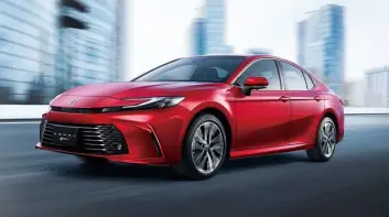 誘你買油電車！《Toyota Camry》取消入門油車 與油電車價差僅2萬 RAV4油電更划算？！