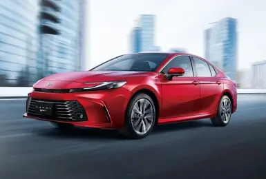 誘你買油電車！《Toyota Camry》取消入門油車 與油電車價差僅2萬 RAV4油電更划算？！