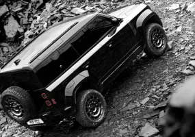 黑化的極致性能《Defender OCTA Black》升級專屬沉浸式體感座椅 858萬元 全台僅5輛 享5年保養專案