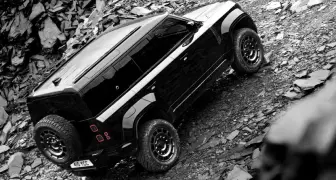 黑化的極致性能《Defender OCTA Black》升級專屬沉浸式體感座椅 858萬元 全台僅5輛 享5年保養專案
