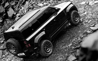 黑化的極致性能《Defender OCTA Black》升級專屬沉浸式體感座椅 858萬元 全台僅5輛 享5年保養專案