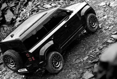 黑化的極致性能《Defender OCTA Black》升級專屬沉浸式體感座椅 858萬元 全台僅5輛 享5年保養專案