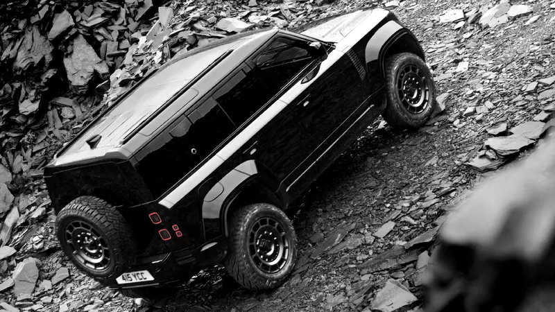 全新 26 年式 Defender OCTA Black 即日起正式在台發表，限量導入 5 席，建議售價 858 萬元起含 5 年原廠保養專案。