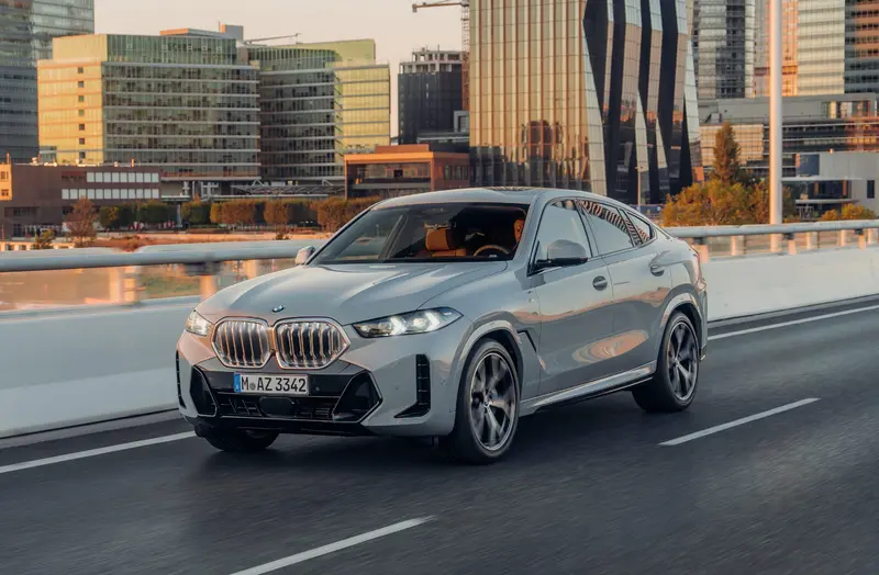 全新BMW X6鉑金版集結剽悍跑格、豪華座艙與卓越動能，樹立當代旗艦跑旅新高度。BMW總代理汎德限時呈獻「BMW仲夏禮遇」，提供多元且彈性的入主方案，包含120萬元48期零利率，或低月付9,900元起分期優惠，亦可選擇3年租賃優惠方案。凡於本月完成交車領牌，更尊享晶華酒店集團三天兩夜住宿禮遇，並限時加贈1年乙式全險，以全方位的行車守護與極致禮遇，成就無比尊榮的非凡旗艦之旅。