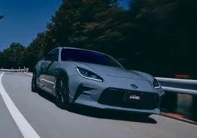 依賽道經驗強化轉向手感！《Toyota GR86》經典水泥灰回歸 手排換檔更順 升級三鏡頭EyeSight