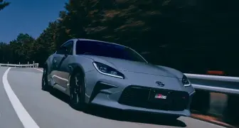 依賽道經驗強化轉向手感！《Toyota GR86》經典水泥灰回歸 手排換檔更順 升級三鏡頭EyeSight