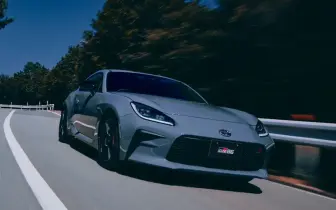 依賽道經驗強化轉向手感！《Toyota GR86》經典水泥灰回歸 手排換檔更順 升級三鏡頭EyeSight