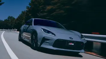 依賽道經驗強化轉向手感！《Toyota GR86》經典水泥灰回歸 手排換檔更順 升級三鏡頭EyeSight