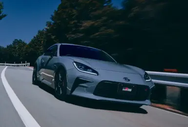依賽道經驗強化轉向手感！《Toyota GR86》經典水泥灰回歸 手排換檔更順 升級三鏡頭EyeSight