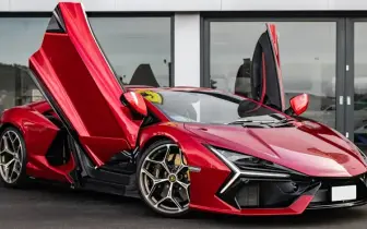為什麼 Lamborghini 的車門總是往上開？背後其實有實際考量